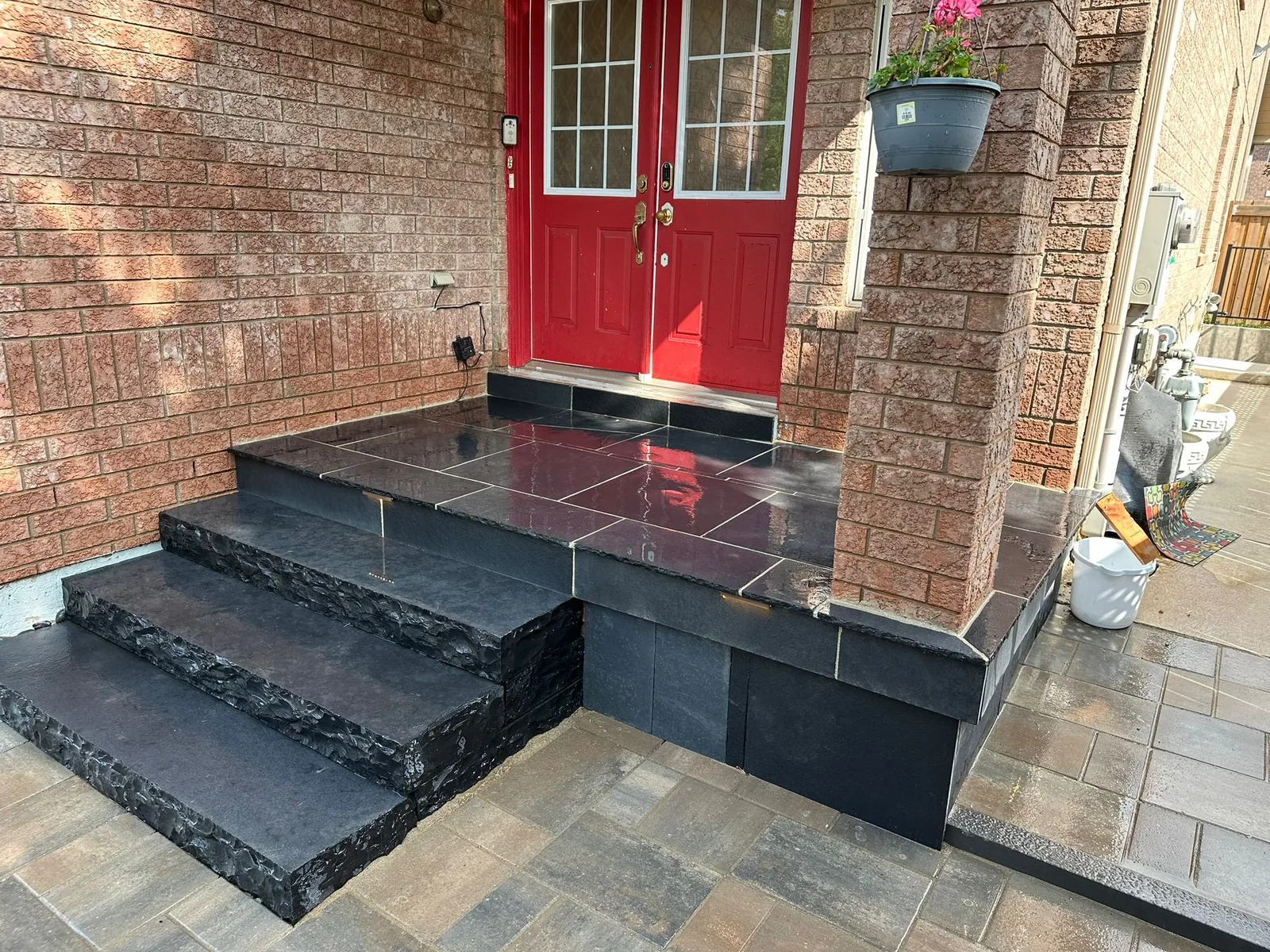 Interlocking patio with mixed paver pattern